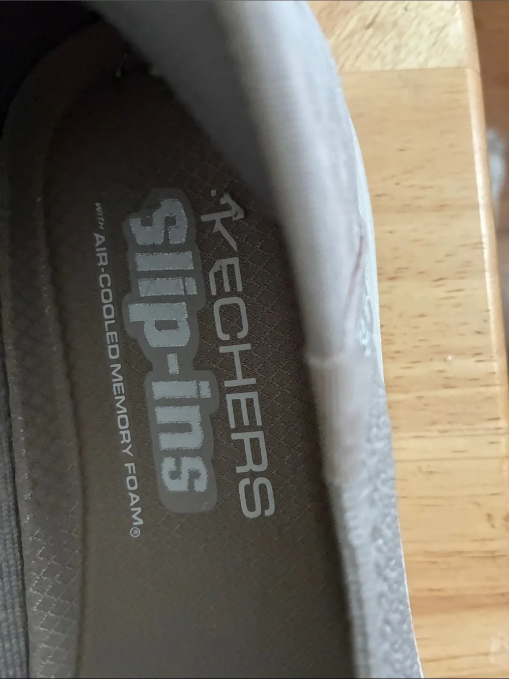 Skechers Knit Slip-On Sneakers in Taupe Wonen’s size 8.5  Great condition
